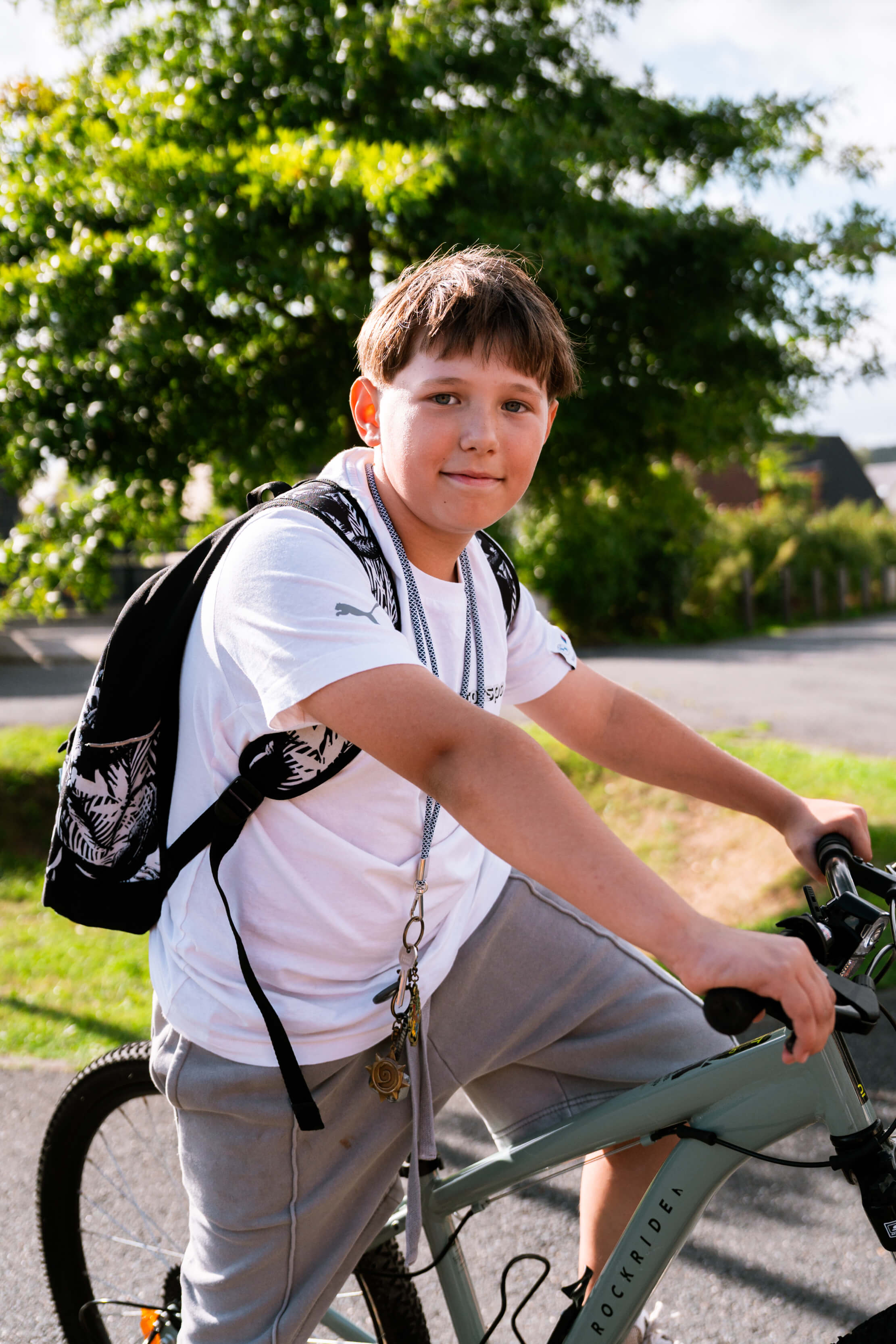Elyott rentre chez lui avec le SCool bus tandis que son ami Victor suit le convoi avec son propre vélo. (PAULINE GAUER / FRANCEINFO)