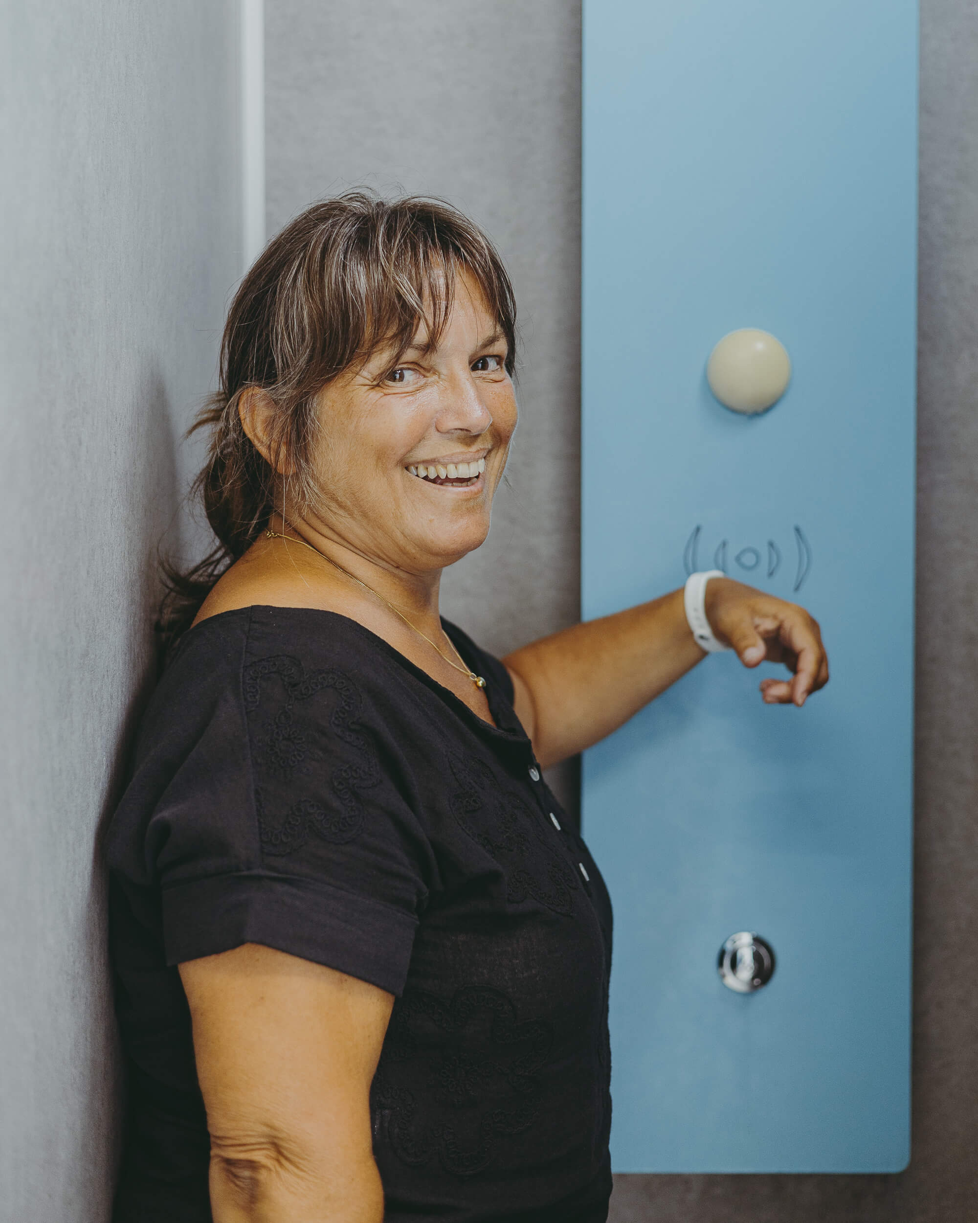 Astrid dans les douches connectées du camping d'Arradon, dans le Morbihan, le 26 juin 2025. (PIERRE MOREL / FRANCEINFO)