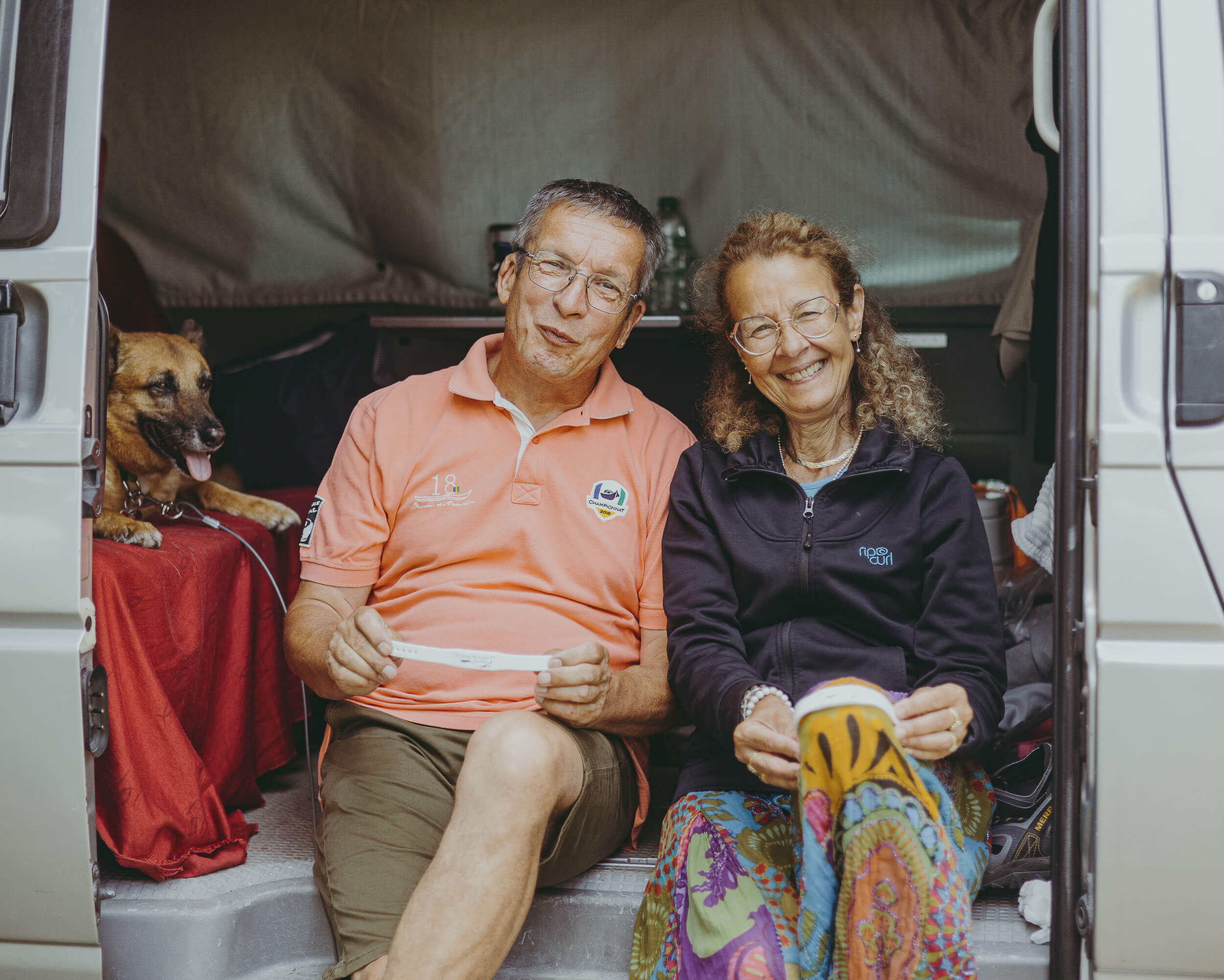 Bruno, Orkia et leur chienne dans leur van, au camping d'Arradon, le 26 juin 2025.