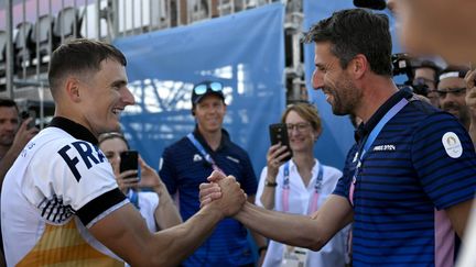 Nicolas Gestin avec Tony Estanguet après avoir remporté l'épreuve de canoë slalom aux Jeux olympiques de Paris 2024, le 29 juillet 2024 à Vaires-sur-Marne. (JEANNE ACCORSINI/ SIPA)